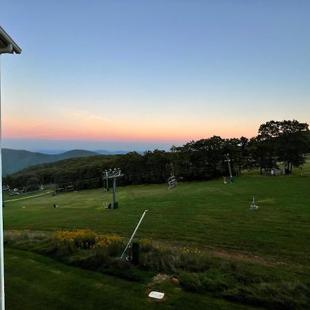 Diamond Adventure Slope Side With Foosball And Arcade At Wintergreen Resort Exterior photo